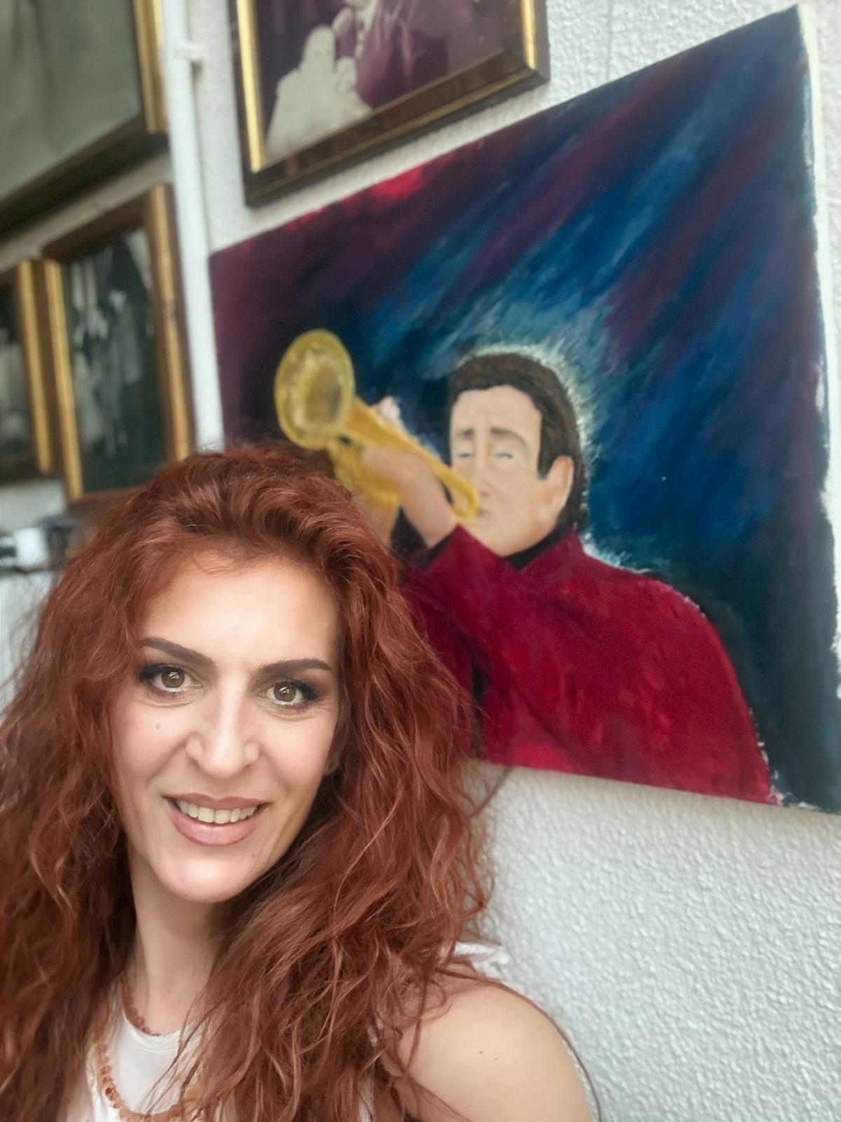 Gioia Orfei con dipinto Nando Orfei alla tromba